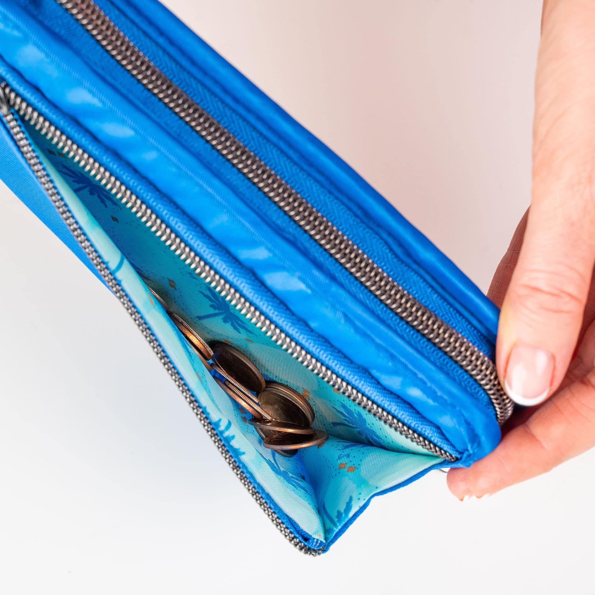 Legacy Collection Tandem SE RFID Wallet - - 24242_LegacyTandemSE_AzureBlue_Lifestyle_06